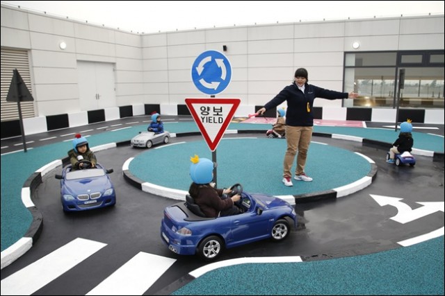 BMW_kids_drivingschool