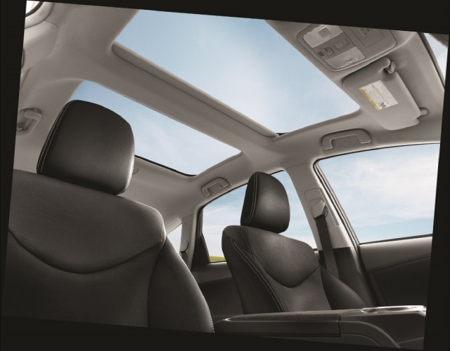 TOYOTA PRIUS V_Interior (2)