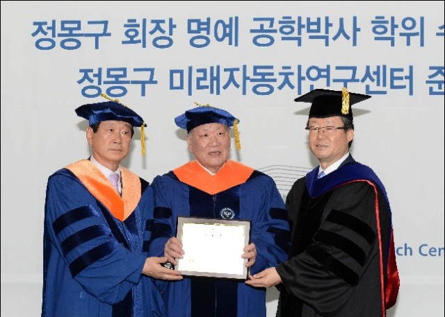 (사진1)150529 현대차그룹 정몽구 회장, 한양대서 명예 공학박사 학위 받아