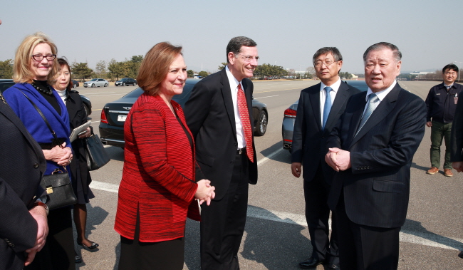 resize_Hyundai_Kia_USA_Politician_visite