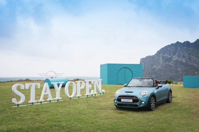 re_Mini_new_convertible_stay_open