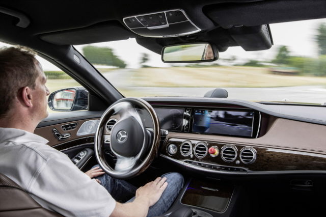 Mercedes-Benz S 500 INTELLIGENT DRIVE - autonom durch Überland- und Stadtverkehr Mercedes-Benz S 500 INTELLIGENT DRIVE - autonomously through country roads and inner-city traffic