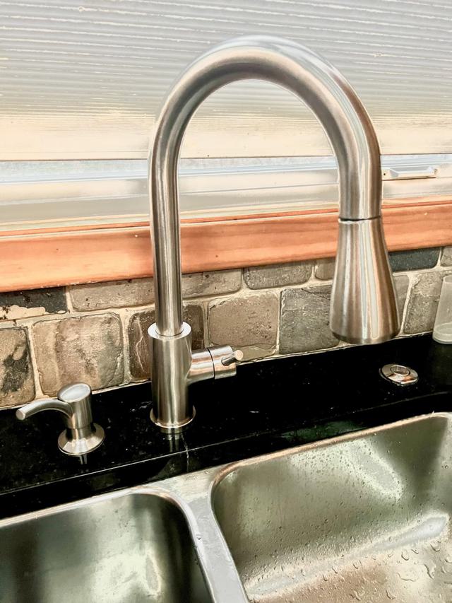 Kitchen Faucet Review Image 21